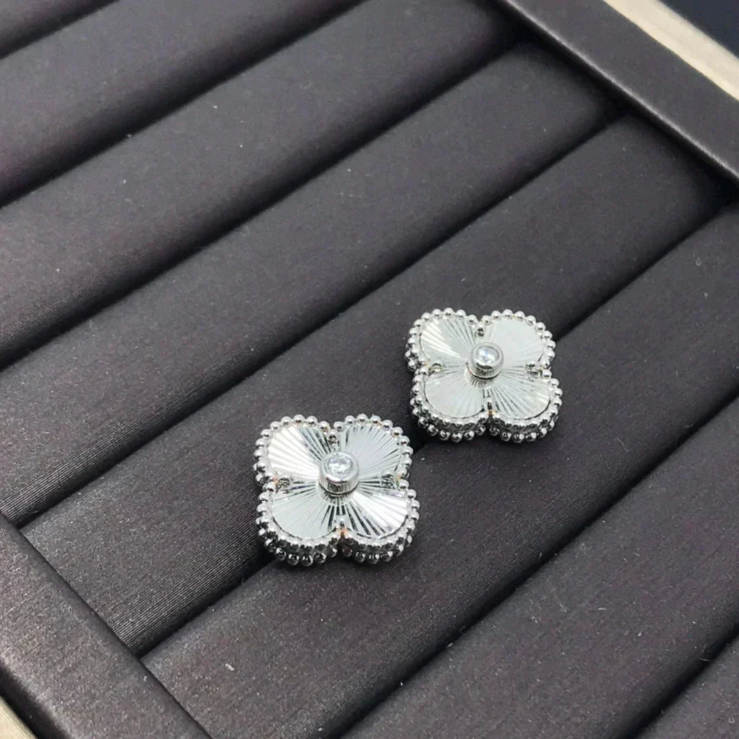 [Stellar Jewelry]CLOVER MINI 9.5MM LASER EARRINGS
