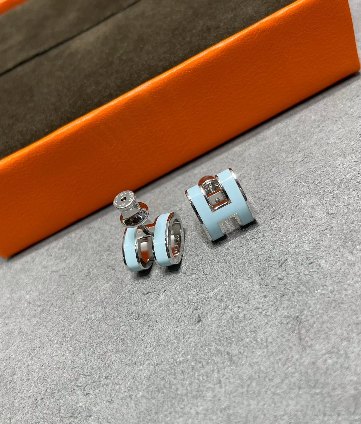 [Stellar Jewelry]POP H SKY BLUE STUD EARRINGS