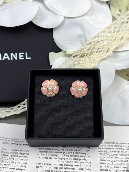 [Stellar Jewelry]26C Pink Camellia Pearl Enamel Stud Earrings