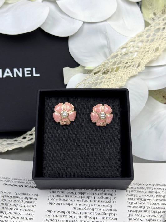 [Stellar Jewelry]26C Pink Camellia Pearl Enamel Stud Earrings