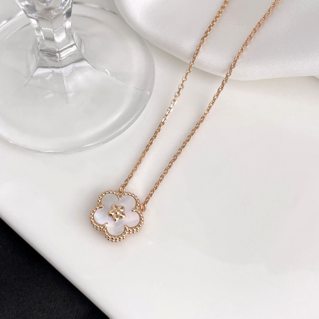 [Stellar Jewelry]LUCKY  WHITE MOP  PLUM BLOSSOM NECKLACE