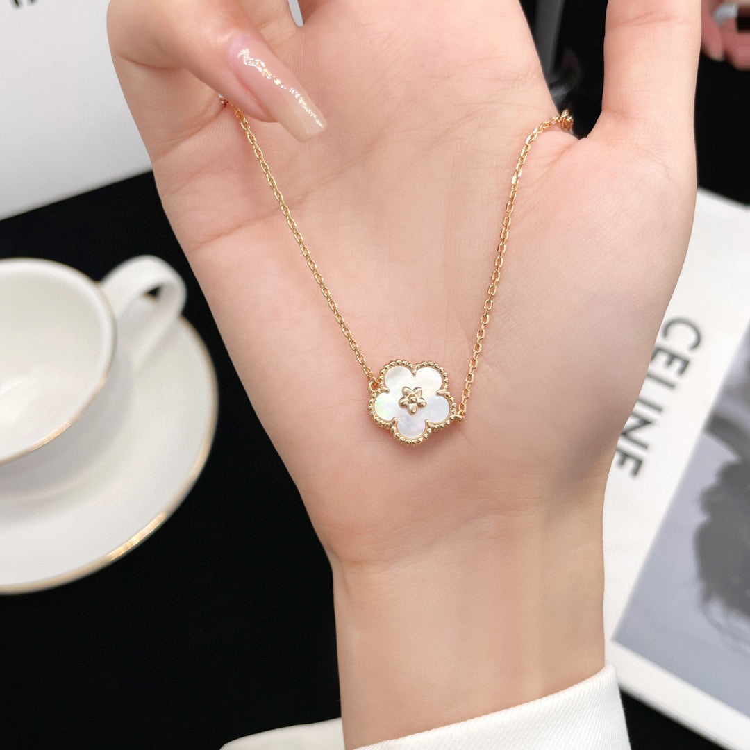 [Stellar Jewelry]LUCKY  WHITE MOP  PLUM BLOSSOM NECKLACE