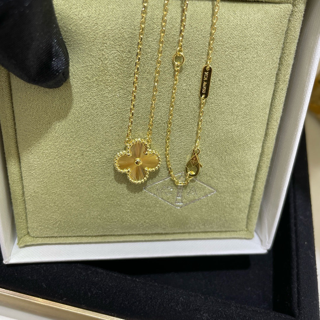 [Stellar Jewelry]CLOVER 15MM LASER NECKLACE