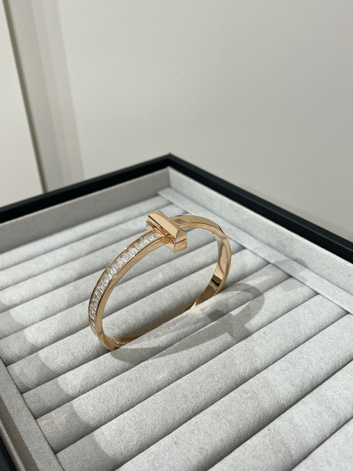 [Stellar jewels]WIDE HINGED BANGLE PINK GOLD WITH BAGUETTE DIAMONDS