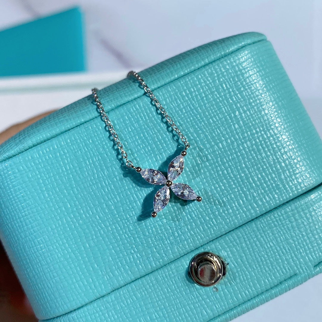 [Stellar jewels]PLATINUM AND DIAMOND VICTORIA PENDANT NECKLACE